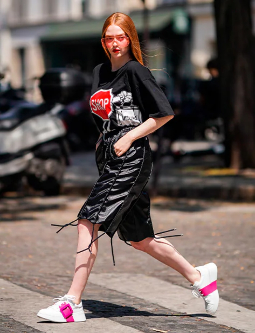 Roger Vivier sneaker yang melengkapi outfit streetwear