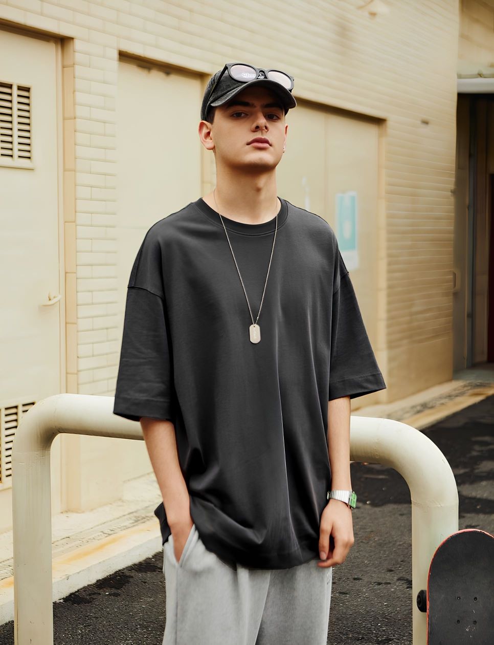 Oversized T-shirt, salah satu basic item pria