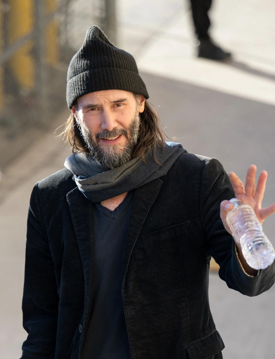 Keanu Reeves yang sedang memakai beanie