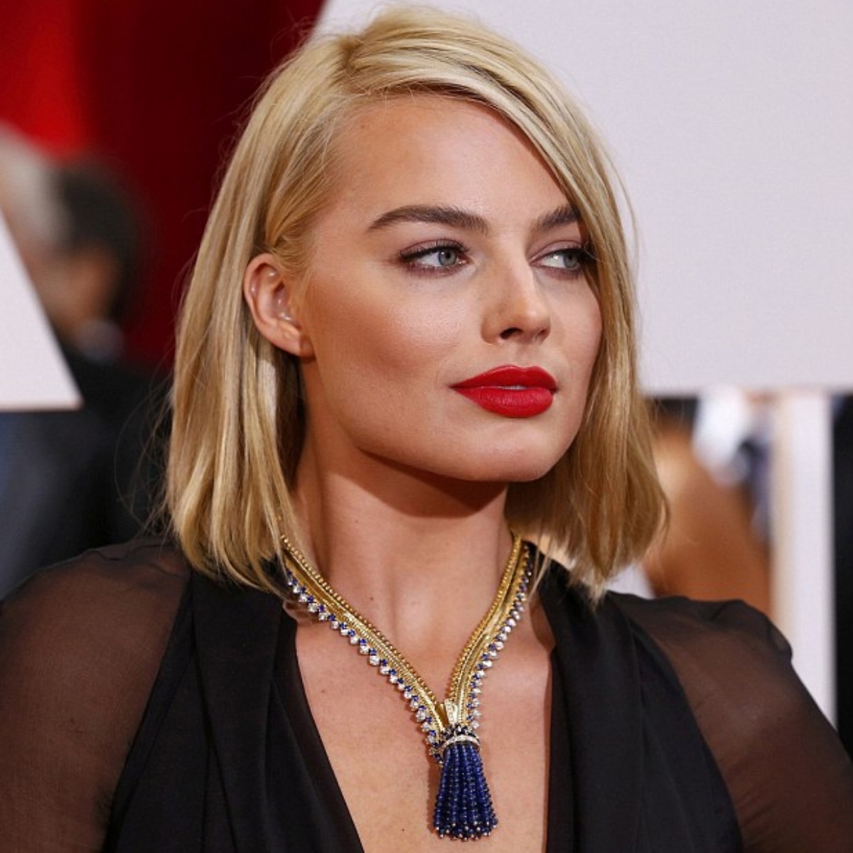 Margot Robbie memakai kalung zip Van Cleef & Arpels