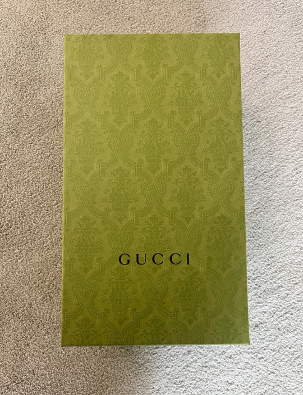 Box sepatu Gucci putih