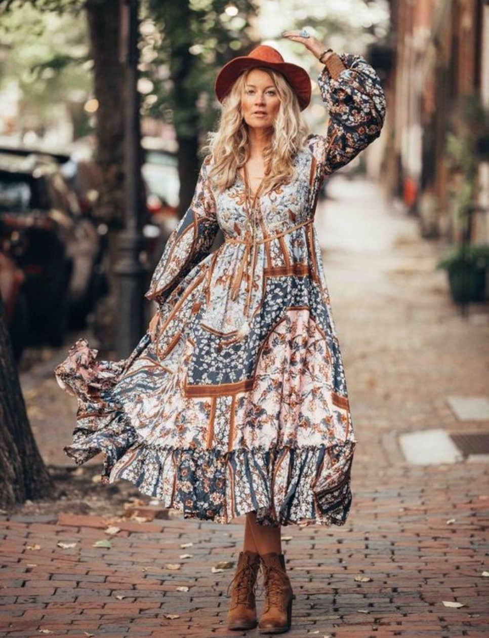 Maxi dress merupakan pilihan populer untuk boho outfit