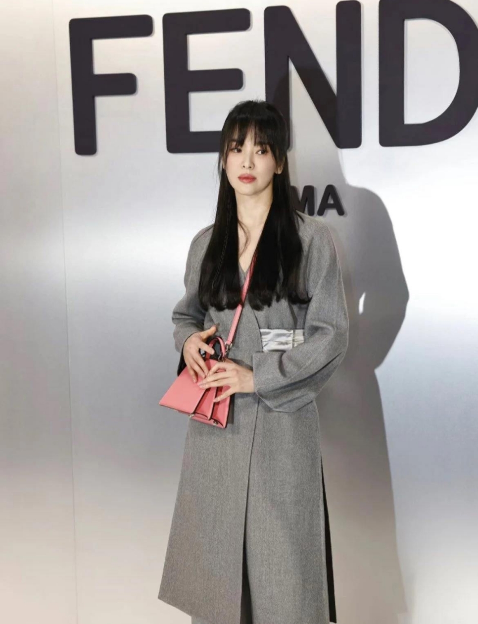 Song Hye Kyo memakai tas Fendi