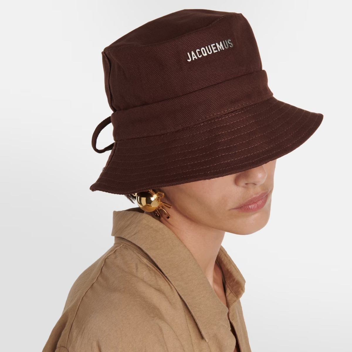 Model memakai topi Jacquemus