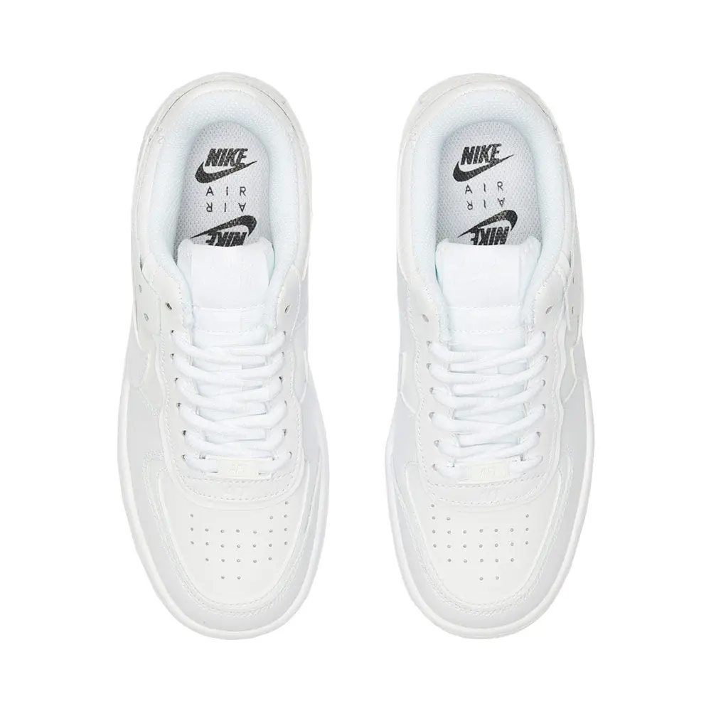 sepatu sneakers putih Nike