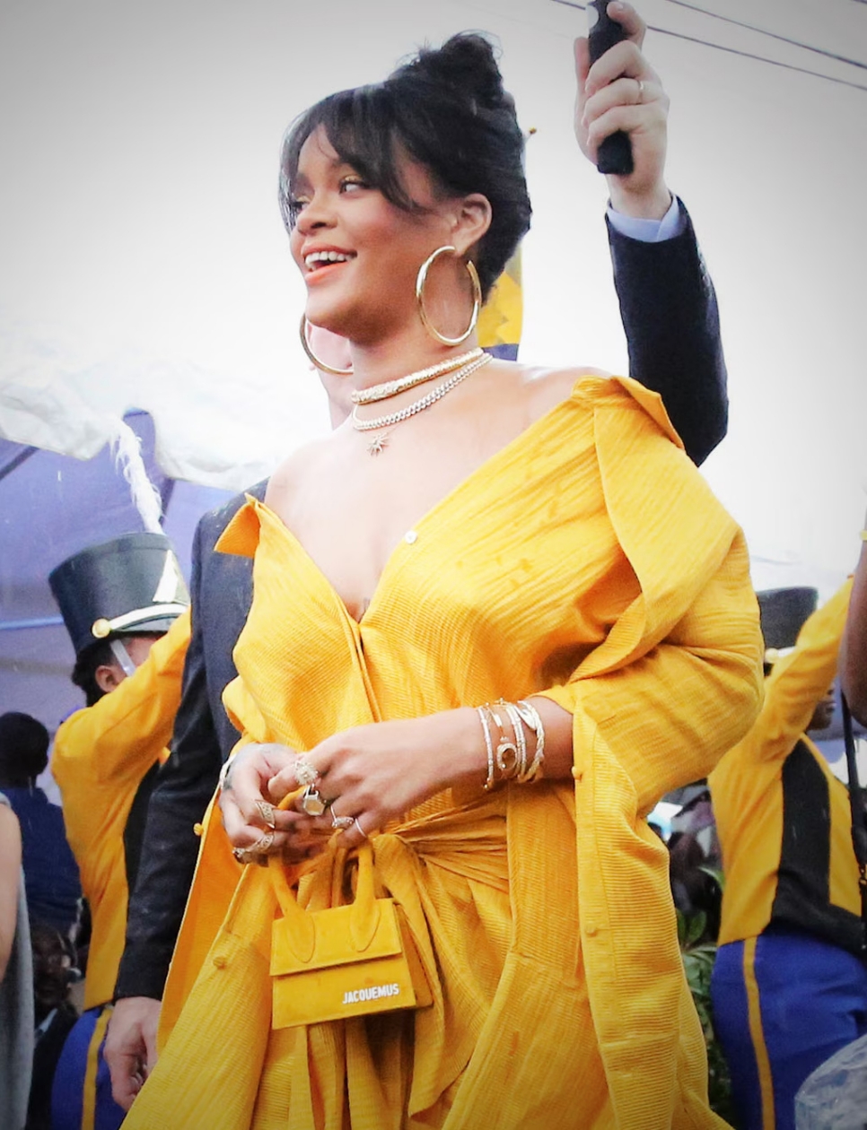 Rihanna memakai tas kecil Jacquemus warna kuning