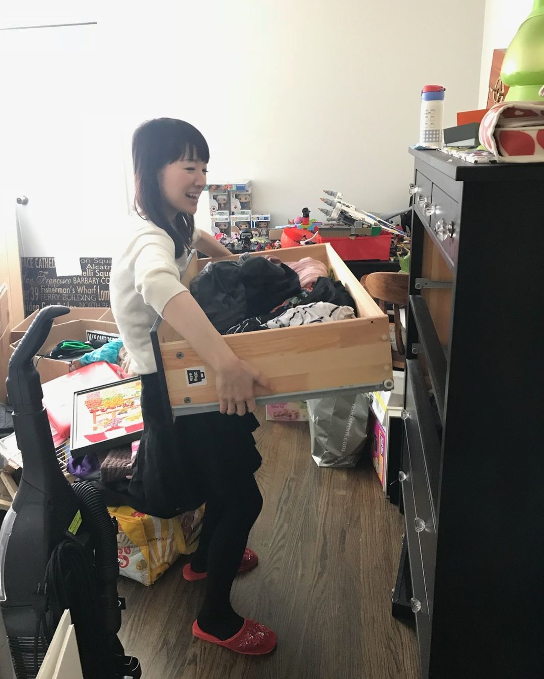 Marie Kondo yang sedang merapikan barang