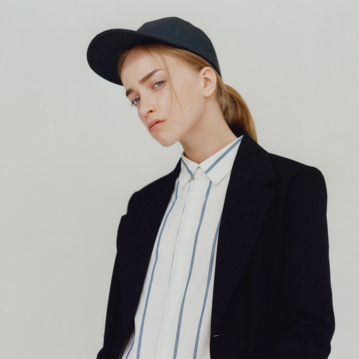 Model memakai topi A.P.C.