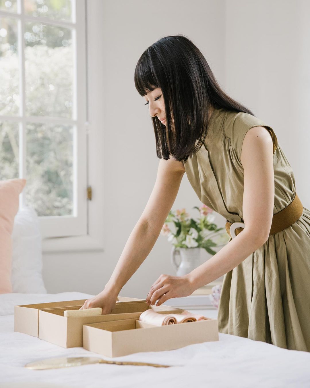 Marie Kondo yang sedang merapikan barang ke dalam kotak