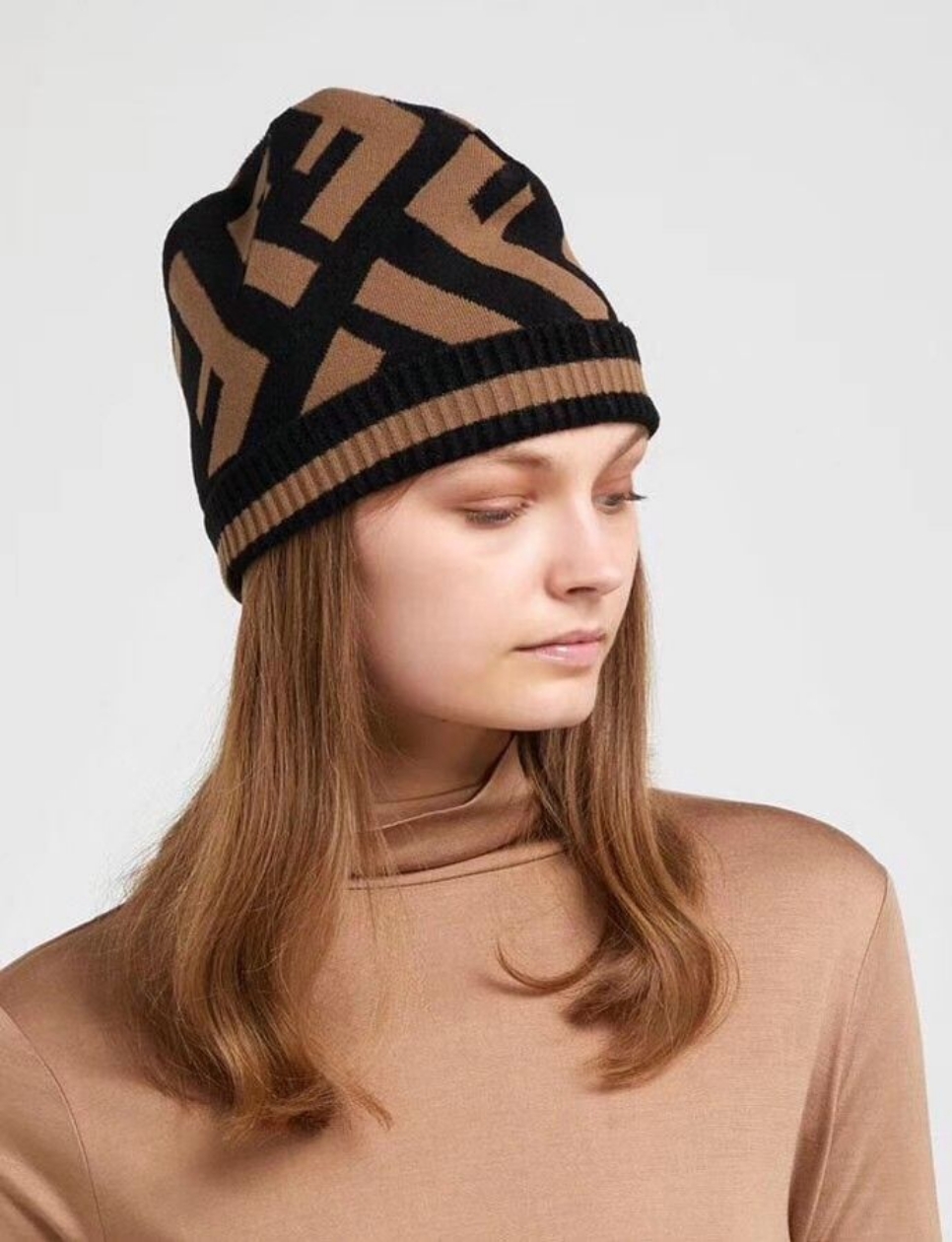 Model memakai topi Fendi