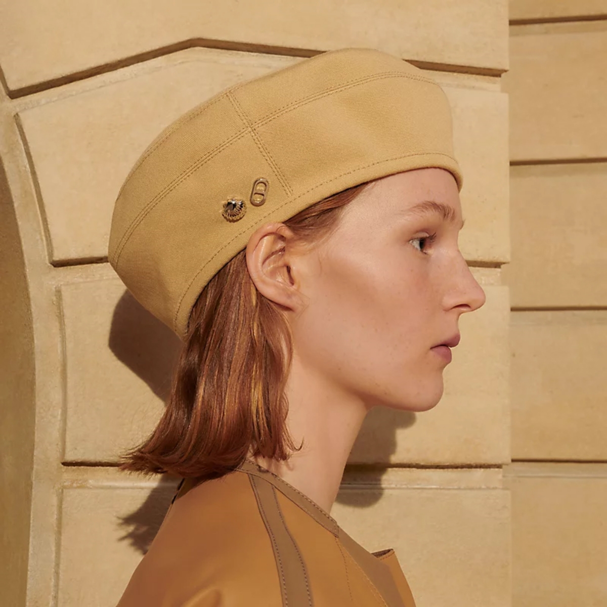 Model memakai topi Hermès