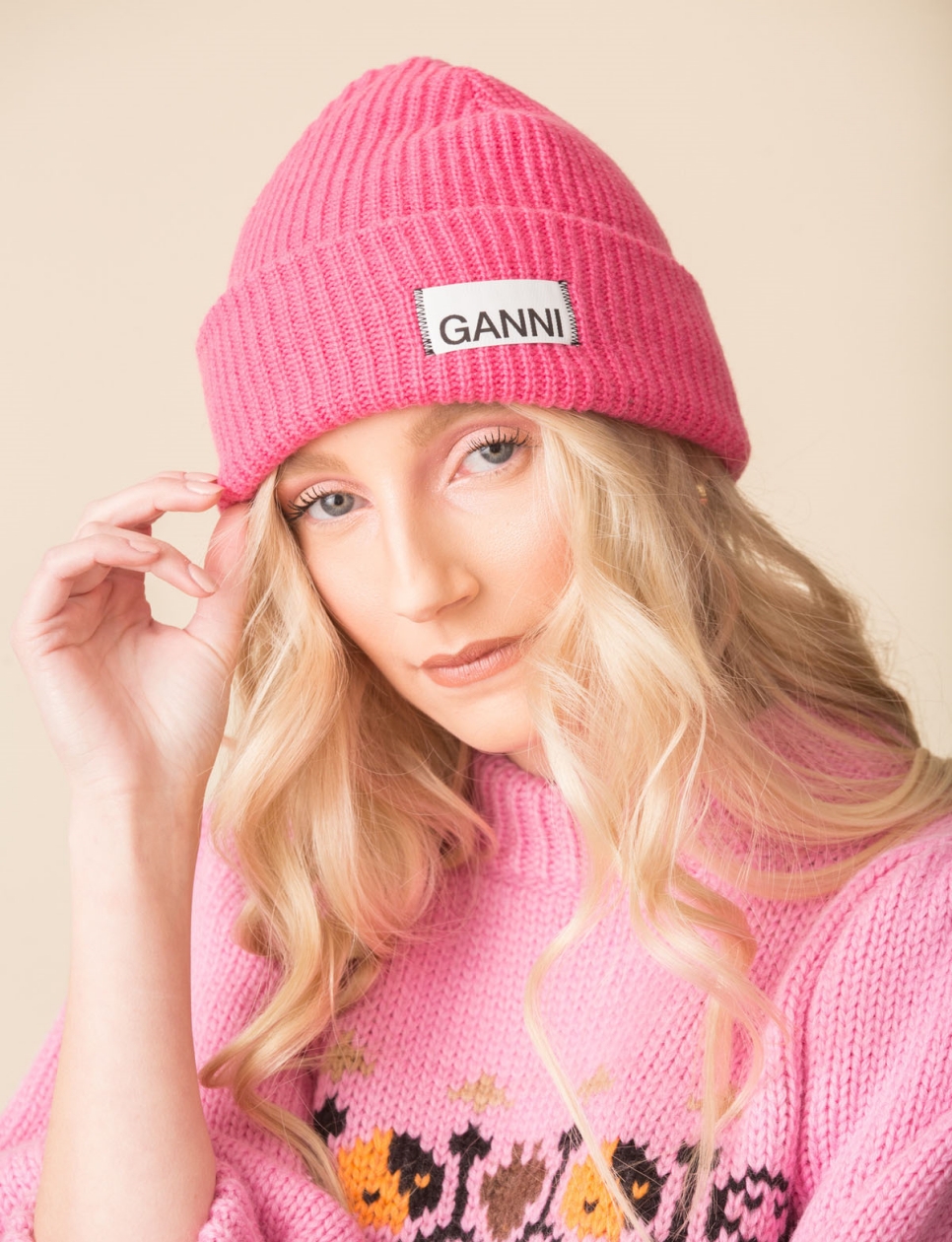 Model memakai topi Ganni