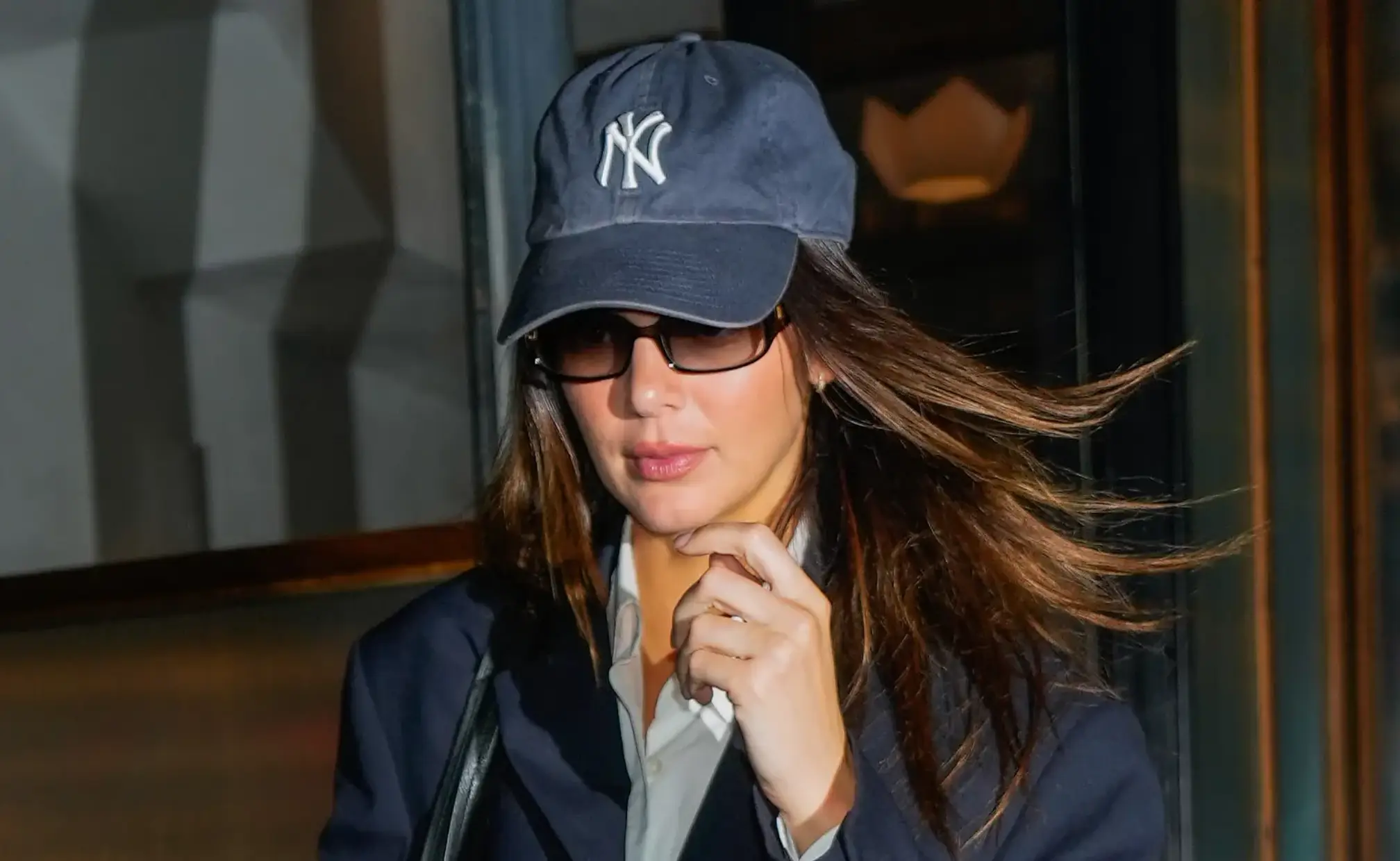 Tampilan Kendall Jenner dengan topi