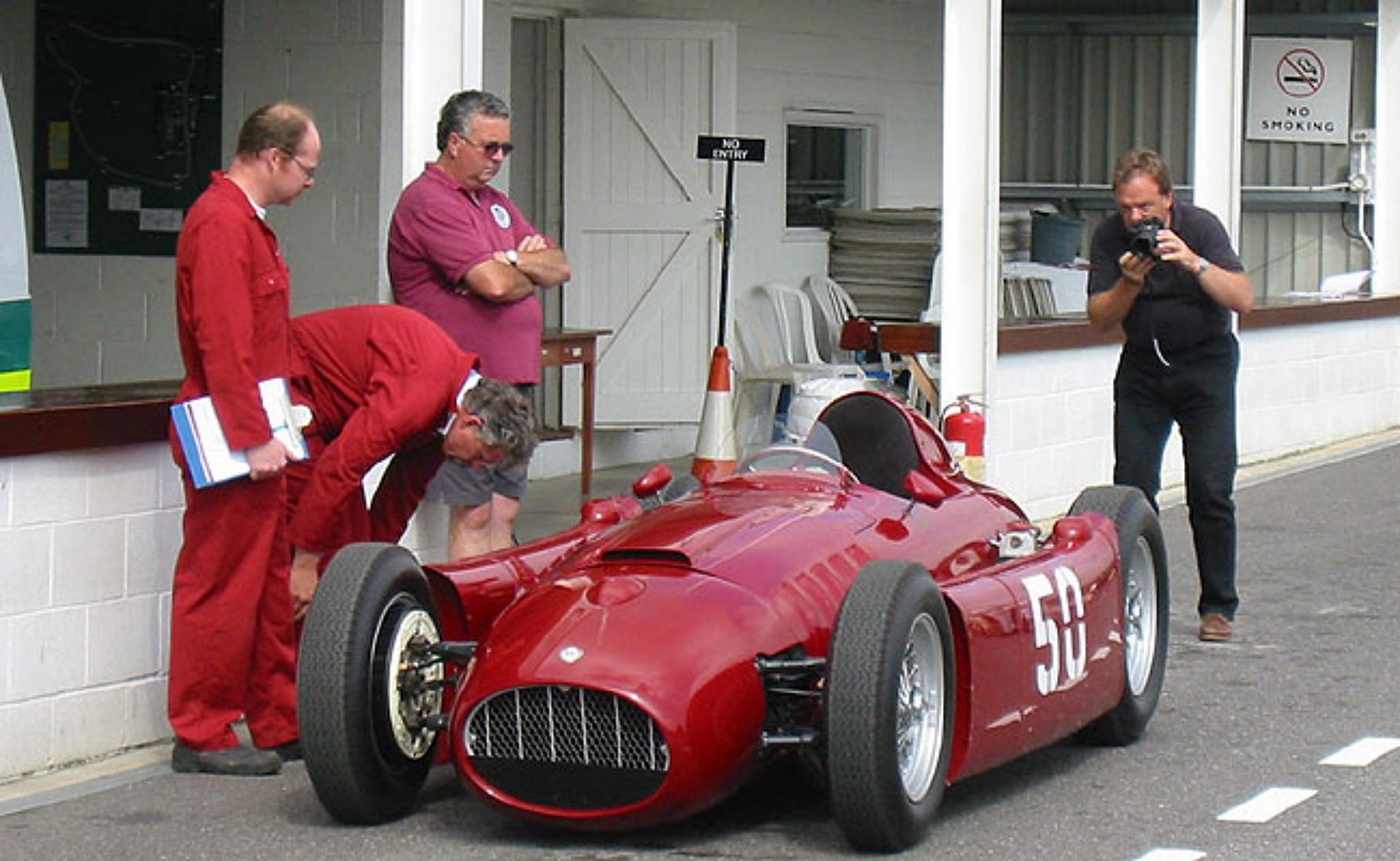 Rekreasi dari Mobil Balap Lancia D50, yang versi aslinya diproduksi pada tahun 1950 dengan bantuan Allemano.