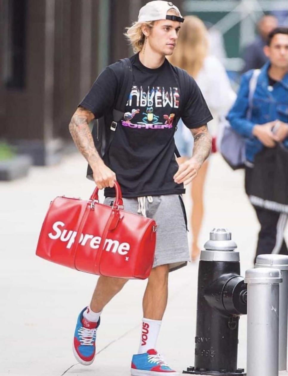 Justin Bieber memakai tas Supreme