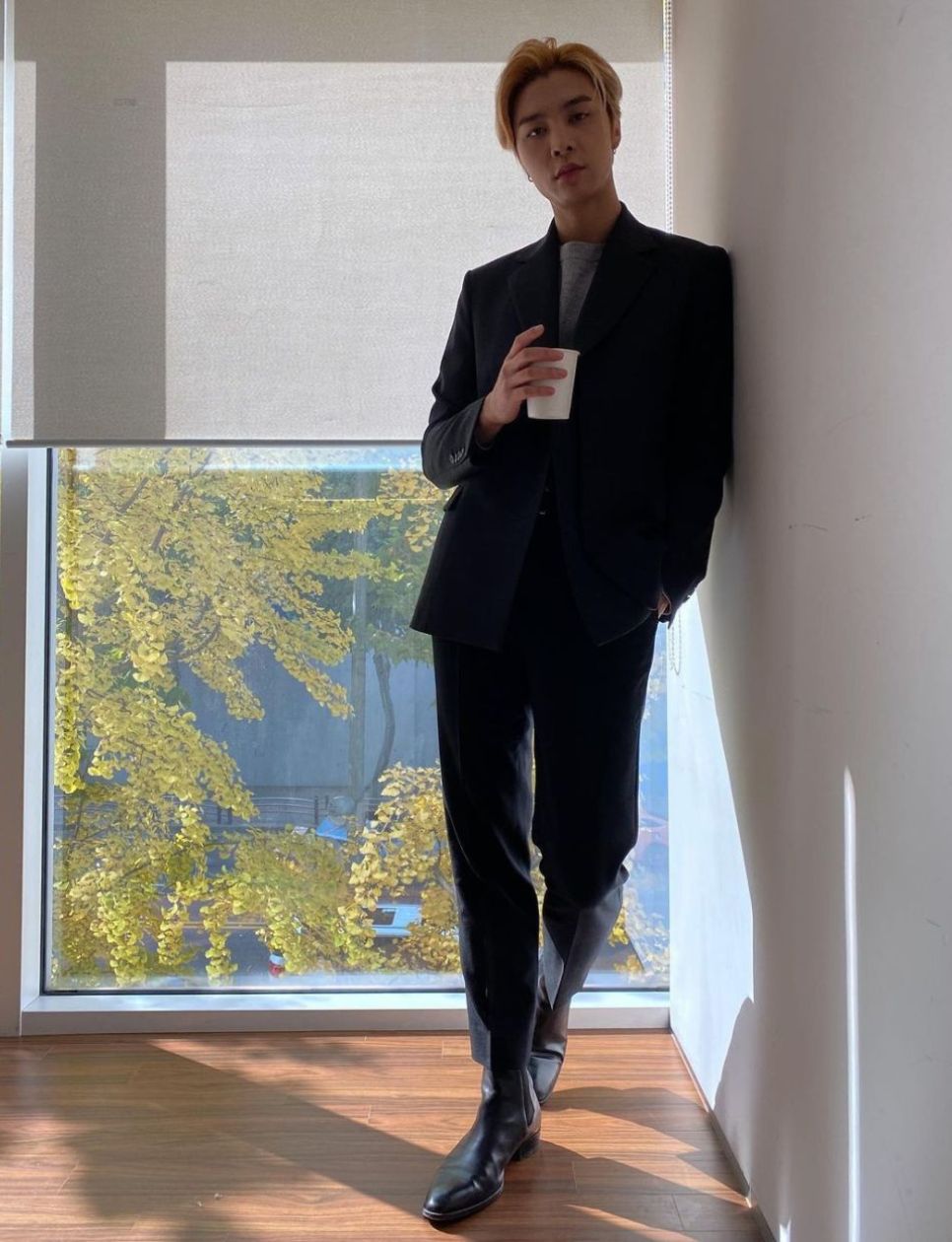 Jhony NCT dengan gaya formal elegan