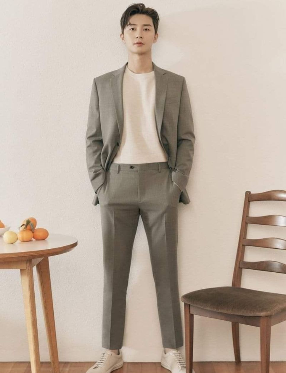 Aktor Park Seo Joon dengan penampilan smart casual