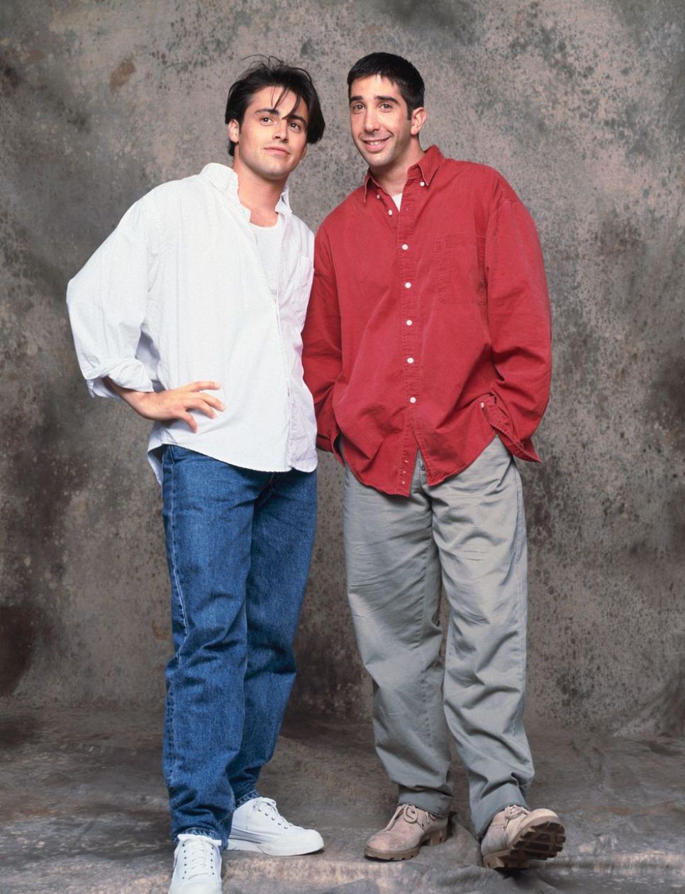 Joey dan Ross dalam serial Friends dengan menggunakan pakaian ala ‘90an