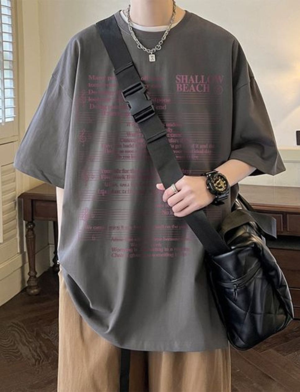 Oversized T-shirt sebagai salah satu item fashion andalan pria