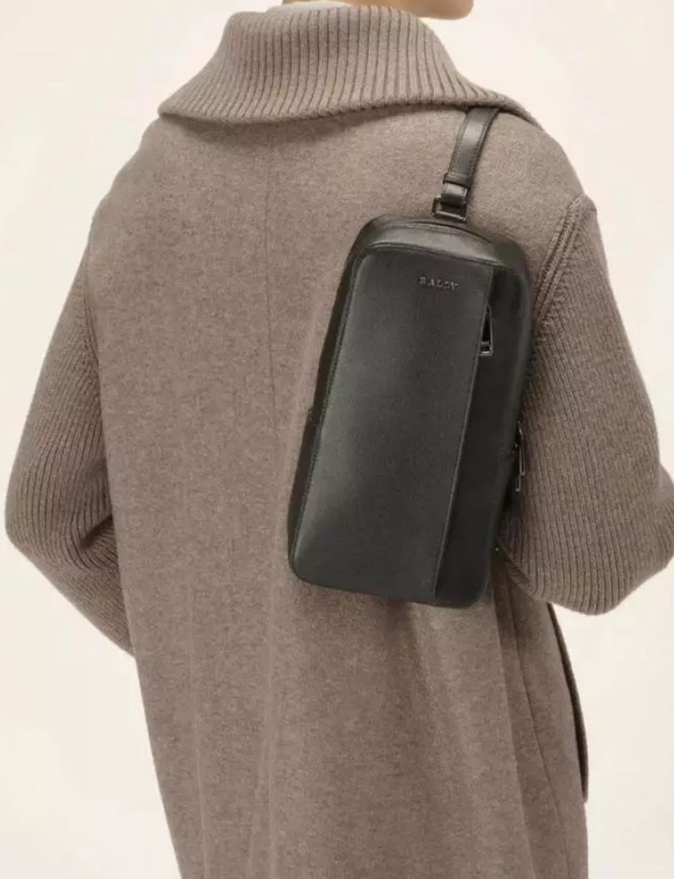 model memakai sling bag