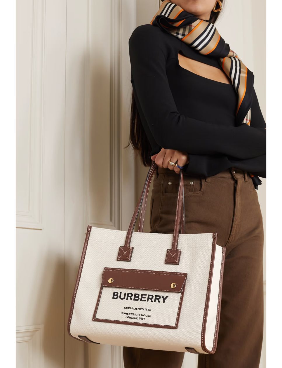 Tampilan tas kanvas dari Burberry