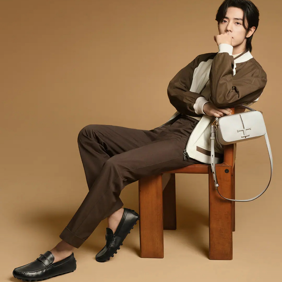 Xiao Zhan memakai sepatu Tod’s