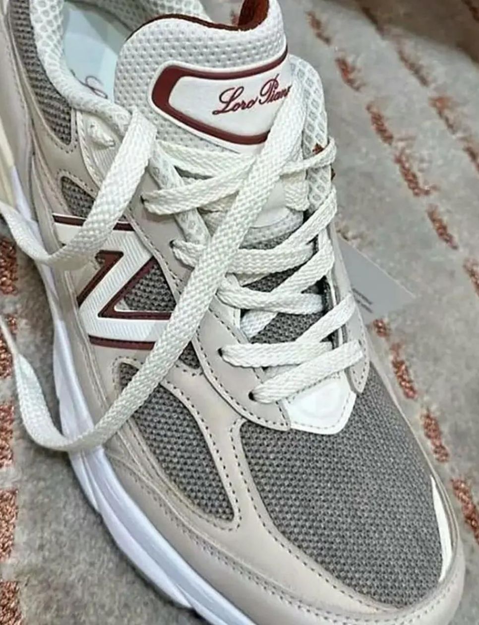 Detail dari desain Loro Piana x New Balance 990v6