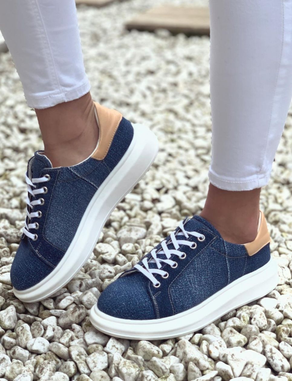 Sepatu denim yang kuat dan awet dipakai bertahun-tahun