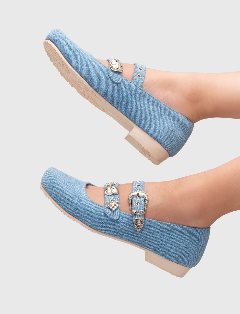 Denim merupakan salah satu jenis bahan sepatu yang versatile