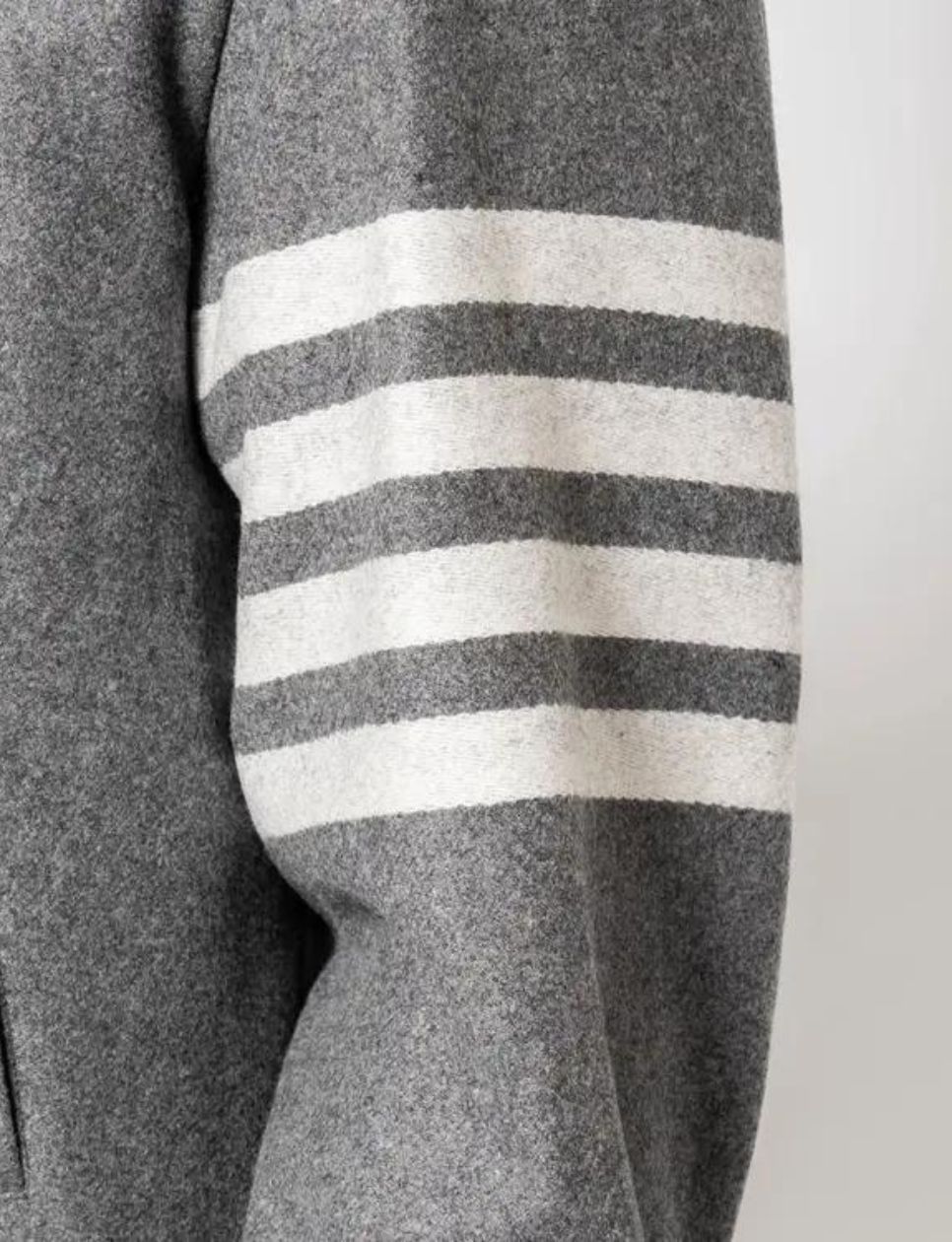 Detail Garis pada Baju Thom Browne