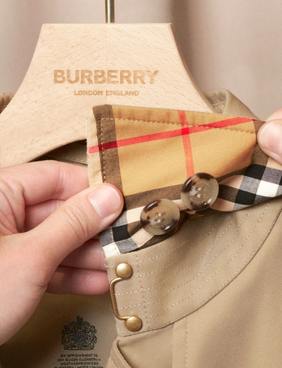 Jahitan pada pakaian Burberry asli sangat rapi dan teratur 