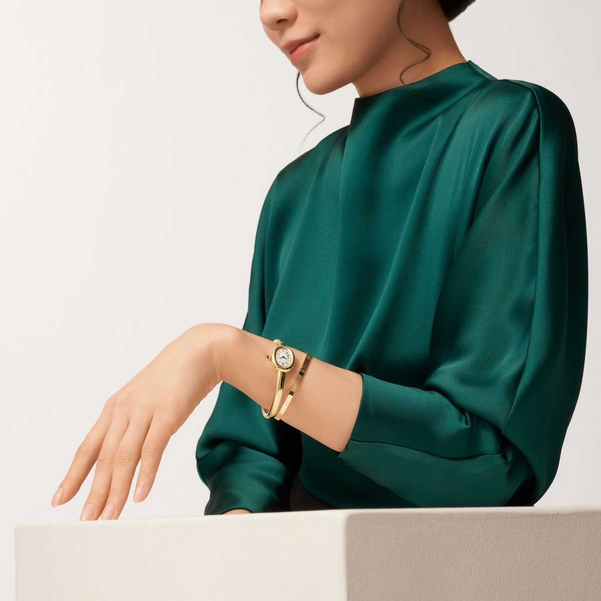 Model memakai jam tangan Cartier