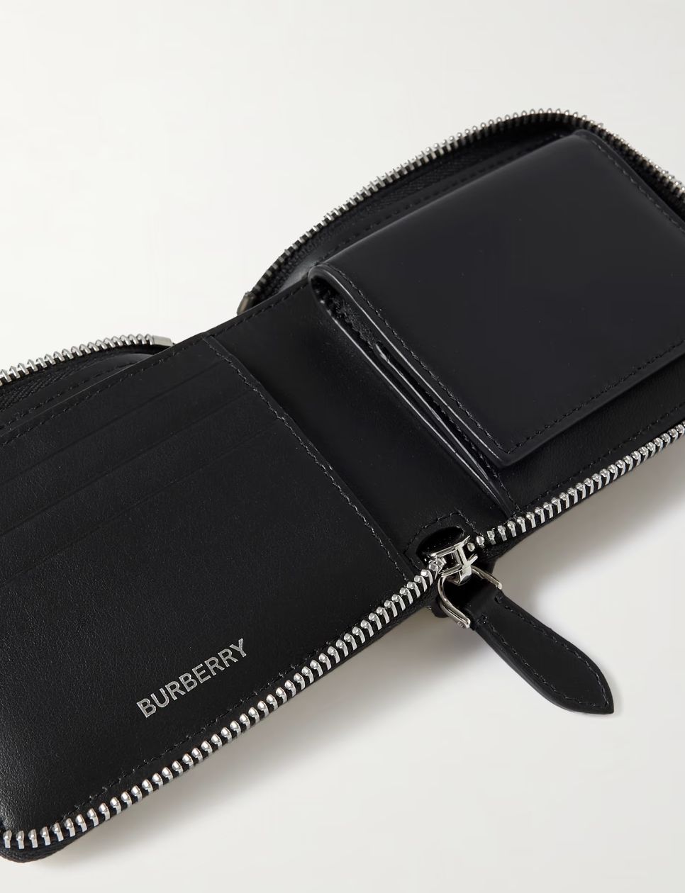   Zipper wallet dari Burberry yang aman