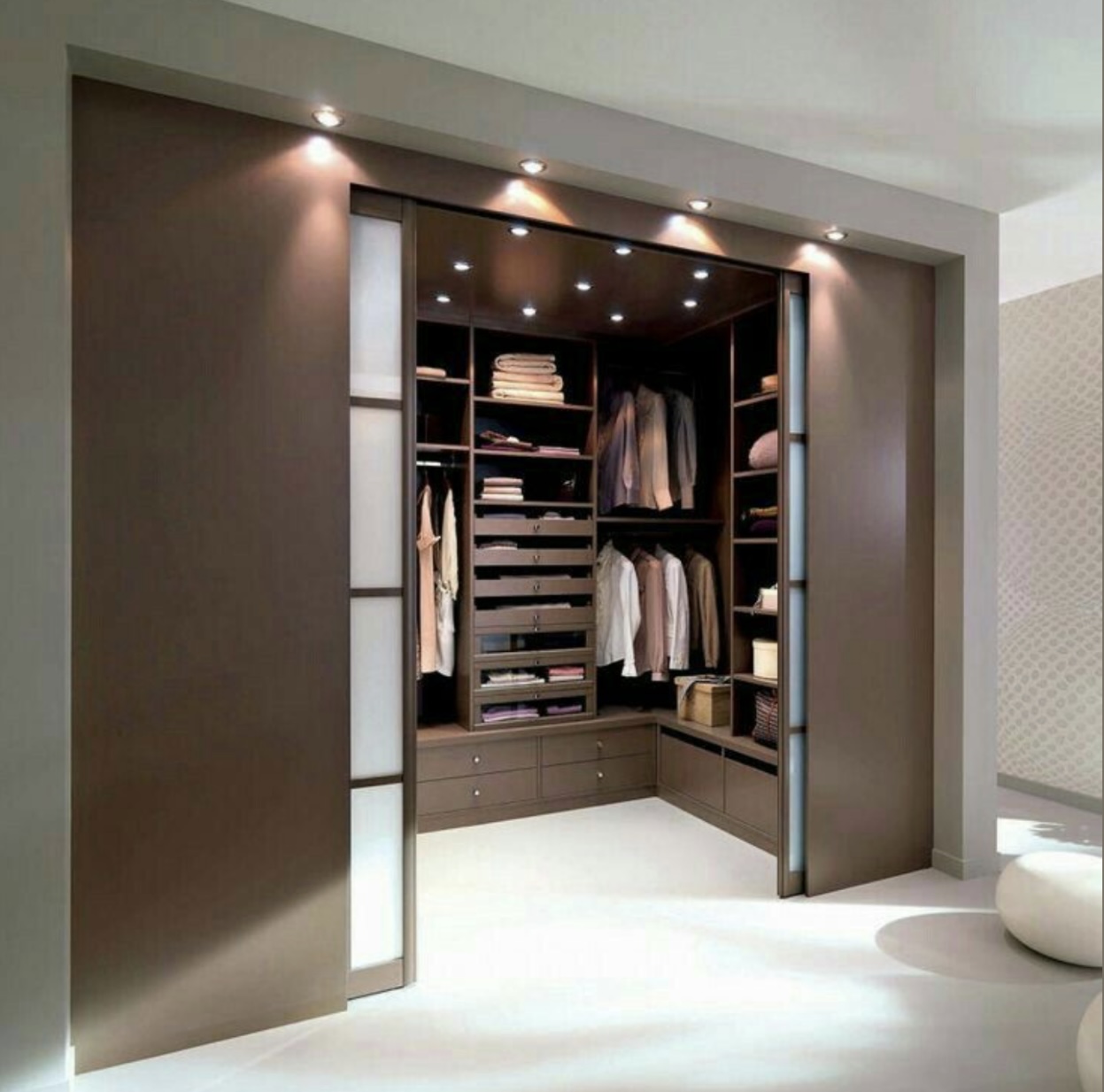 Mengenal Walk in Closet & Perbedaannya Dengan Walk in Wardrobe