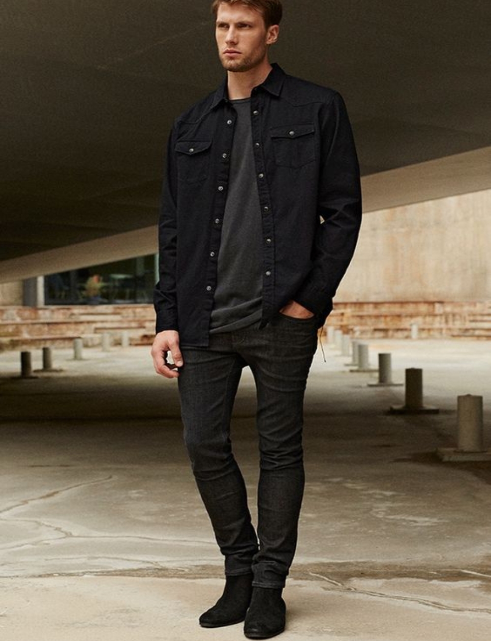 Model mengenakan black jeans dan black shoes