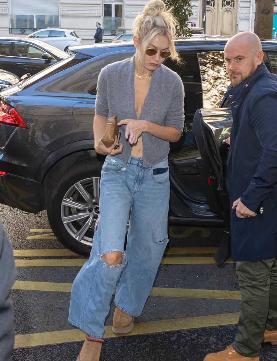 Gigi Hadid menggunakan brand UGG untuk daily wear