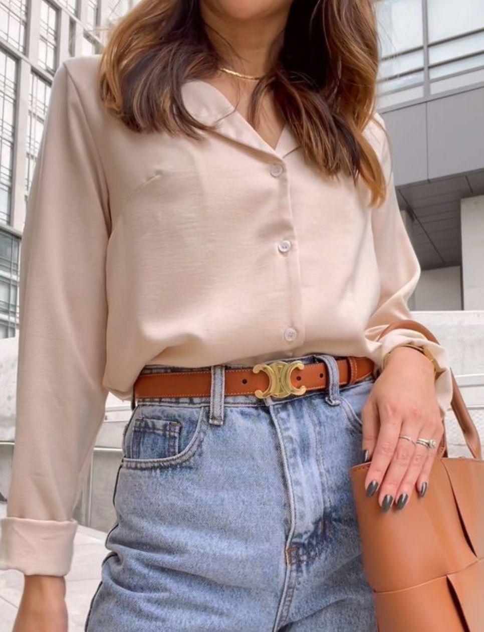 Casual stylish dengan gaya tucked in dan belt sebagai aksesoris pemanis penampilan