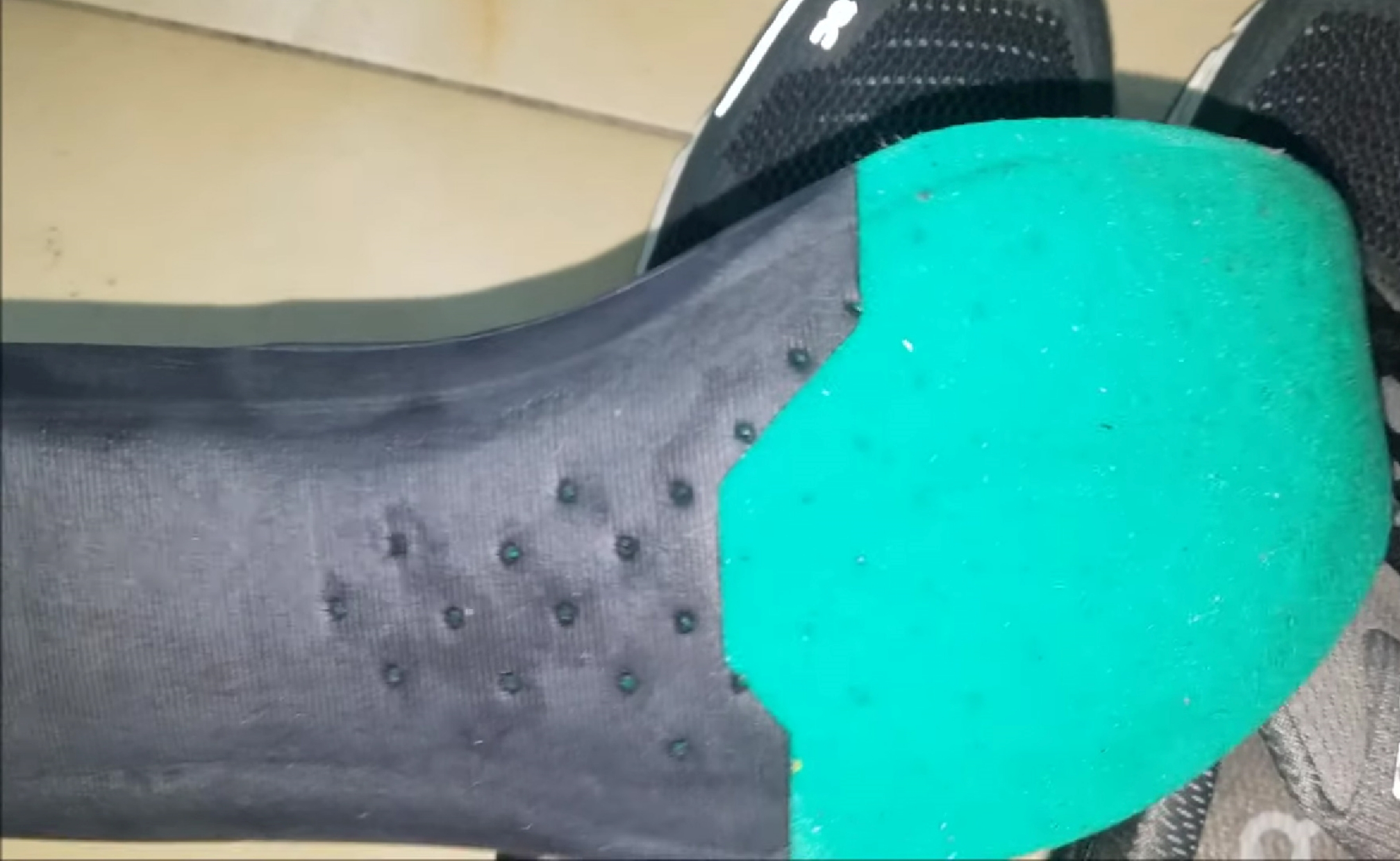 Green insole fabric pada sepatu asli