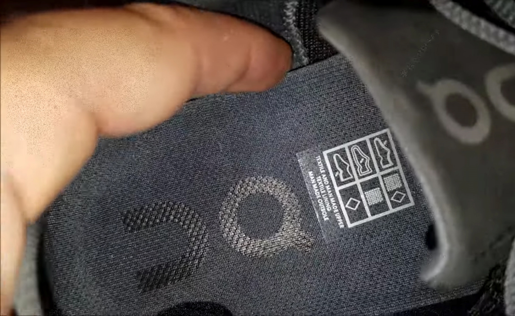 Sepatu palsu insole-nya tidak removable