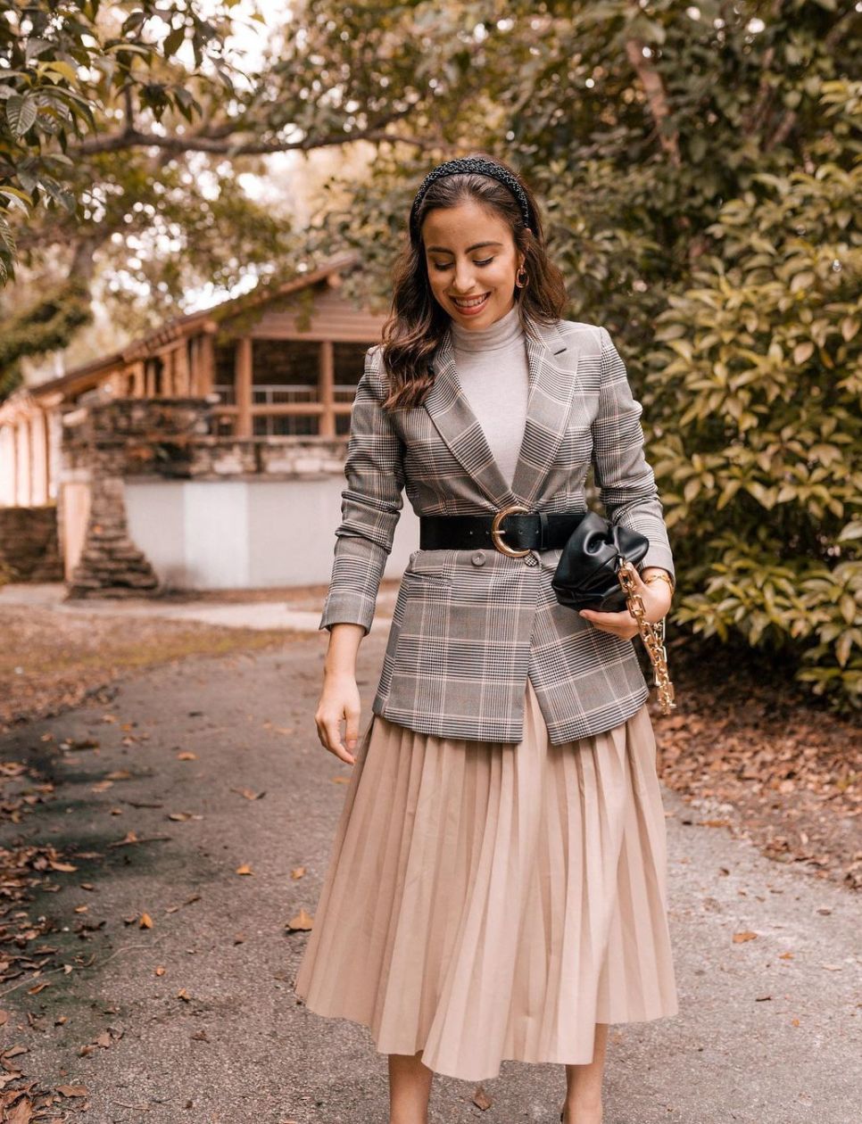 Tampil chic dengan dengan  blazer, midi skirt, dan belt