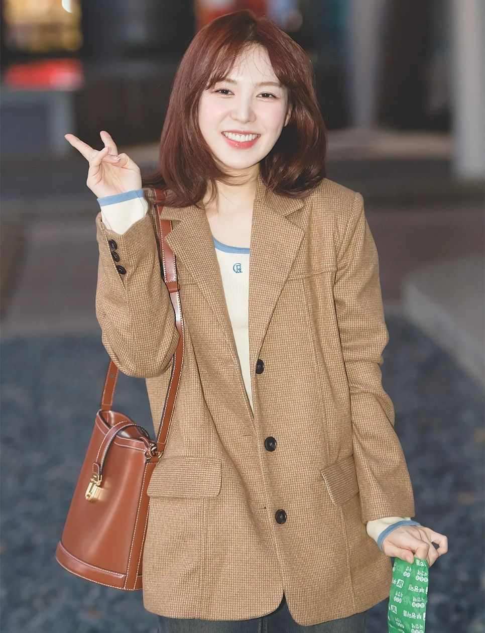 Wendy Red Velvet dengan bucket bag berwarna cokelat