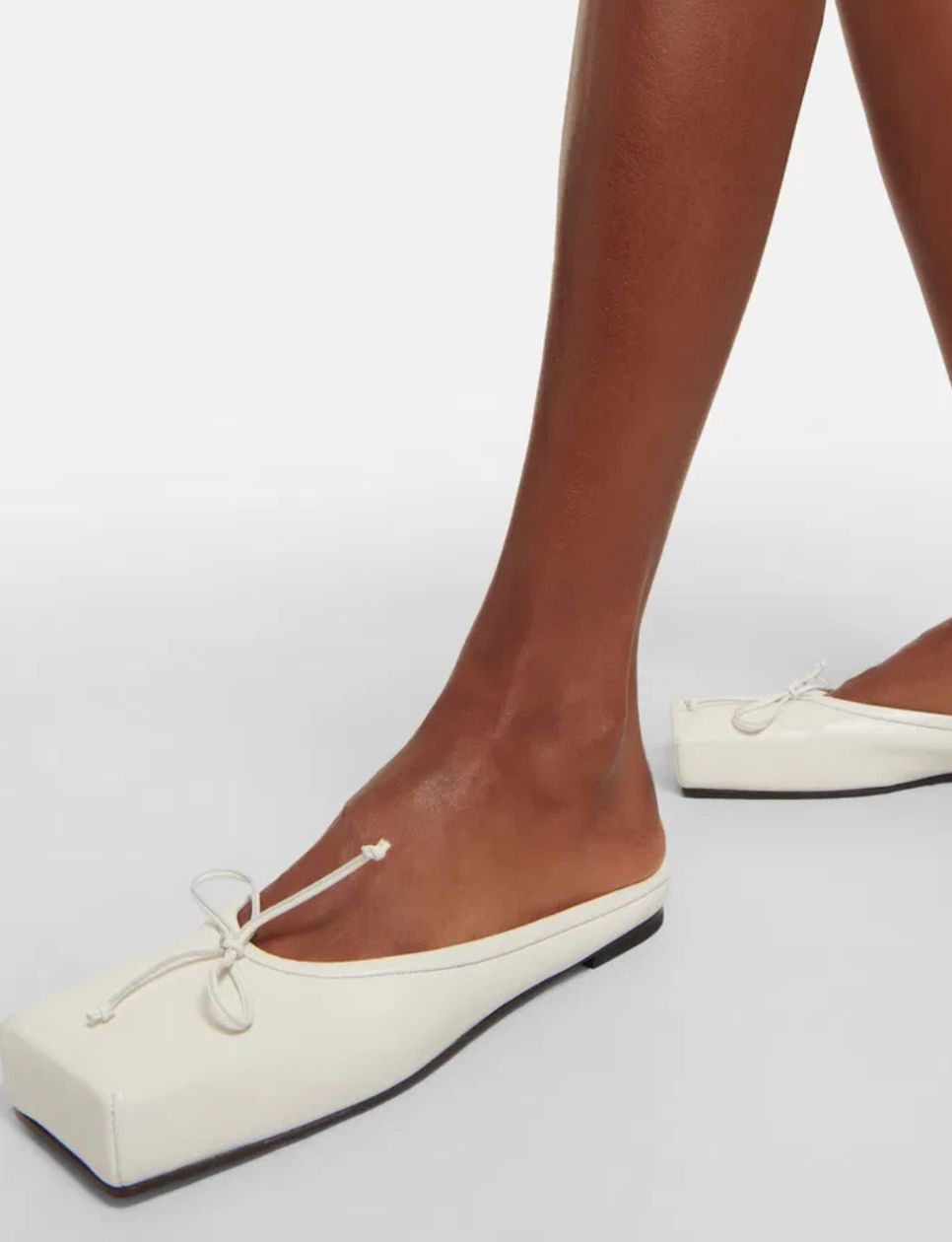 Desain simple flat ballet mules dengan sentuhan bow minimalis