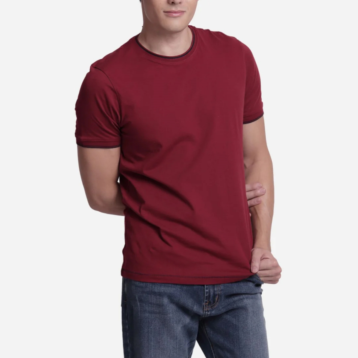 Model mengenakan plain T-shirt