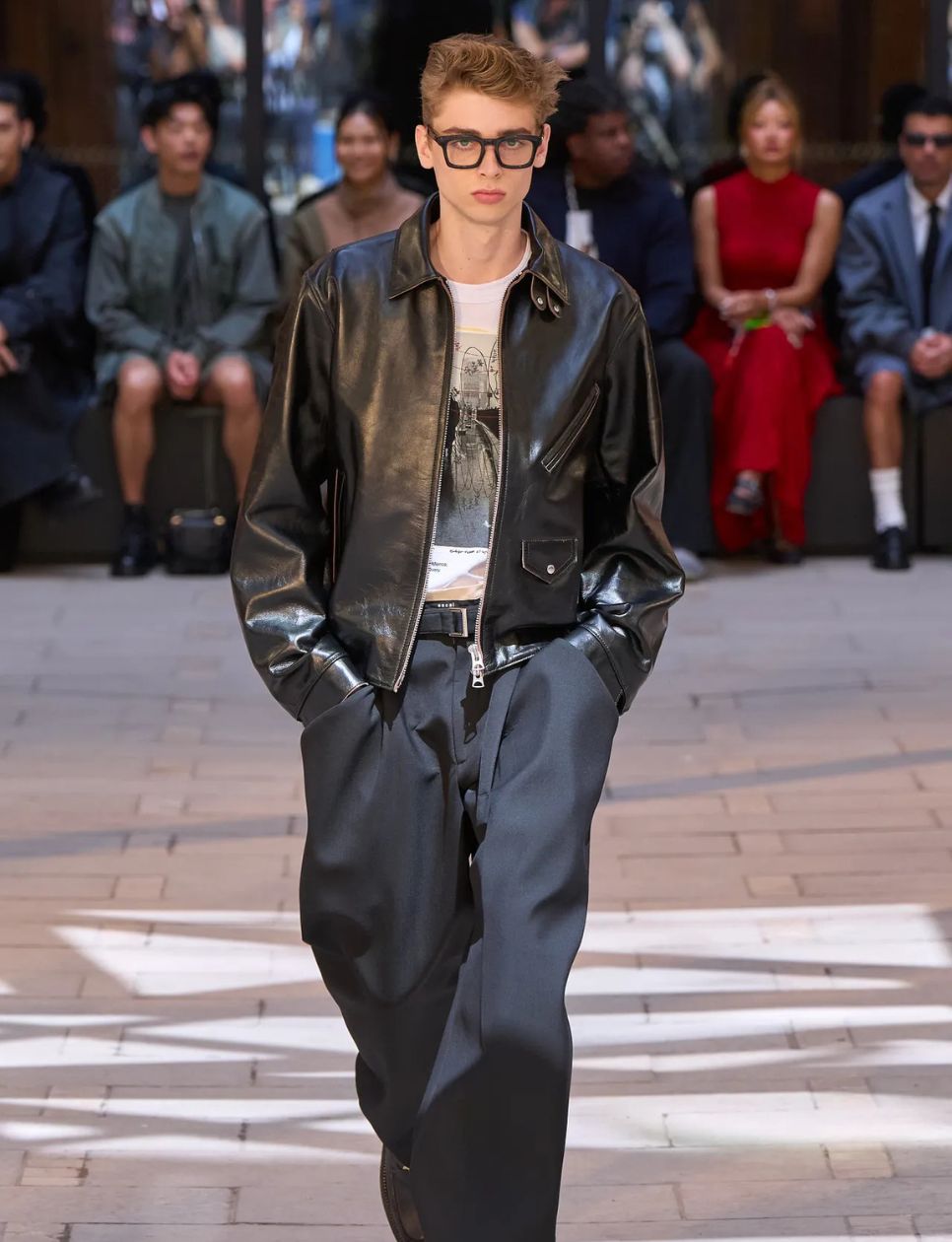 Sacai Men’s Spring & Summer 2025 Fashion Show Look 01 (sumber gambar: sacai.jp)