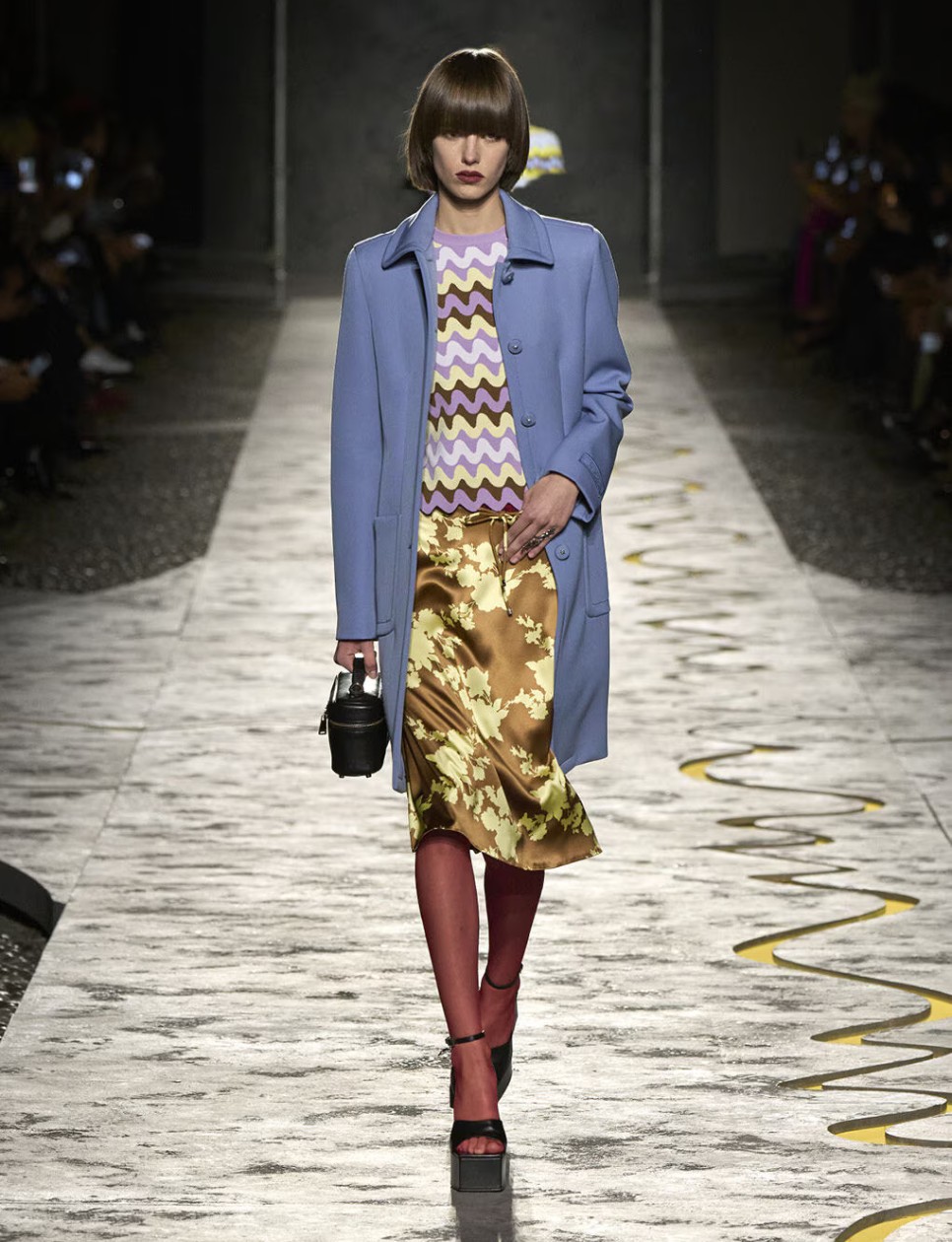 Versace Spring/Summer 2025 fashion show look 1. Sumber gambar: versace.com