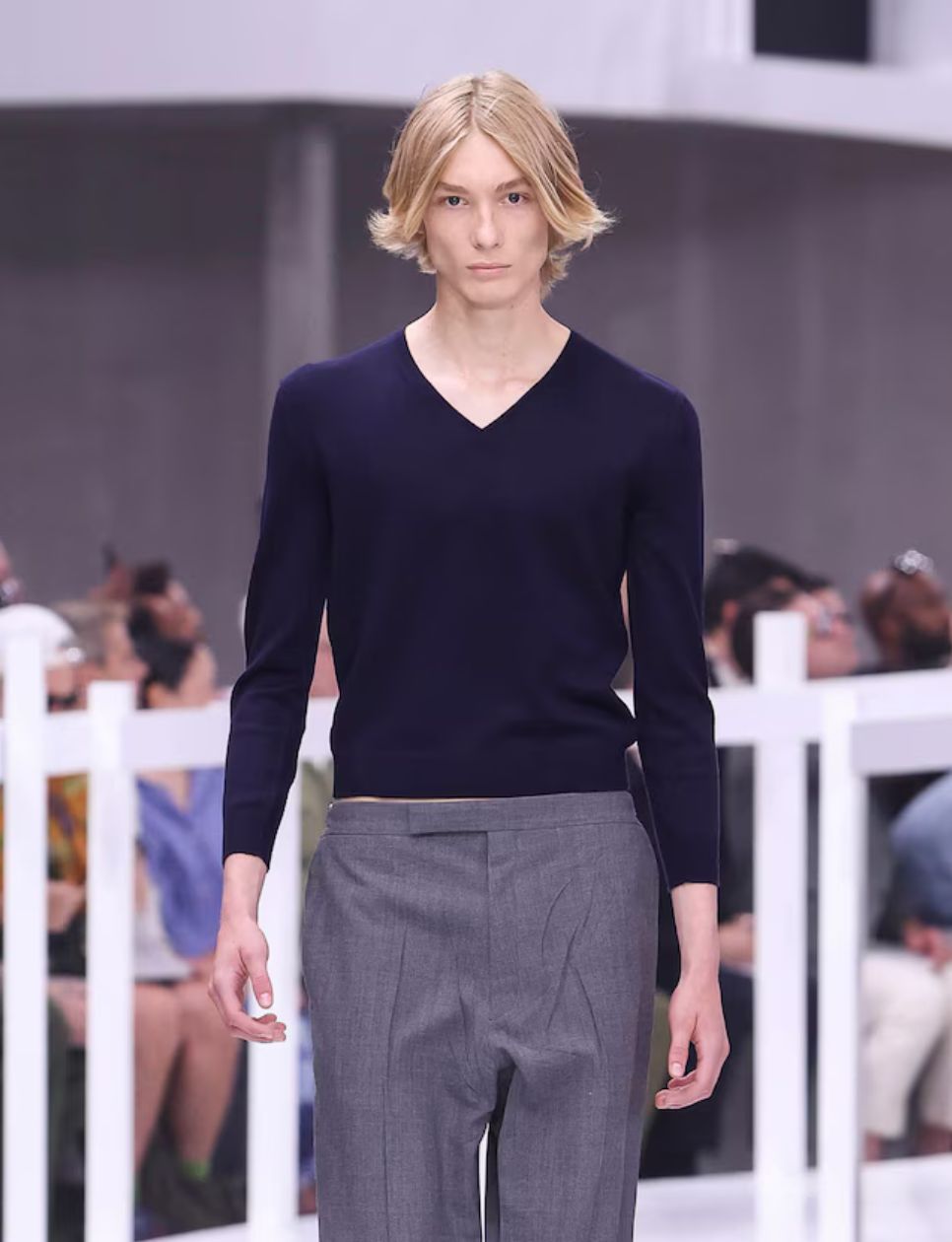 Prada Spring/Summer 2025 Menswear Fashion Show Look 1. Sumber gambar: prada.com