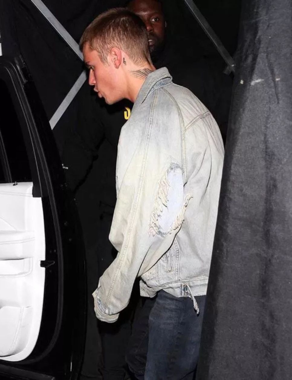 Justin Bieber menggunakan Represent Clothing - Sumber gambar: row.representclo.com