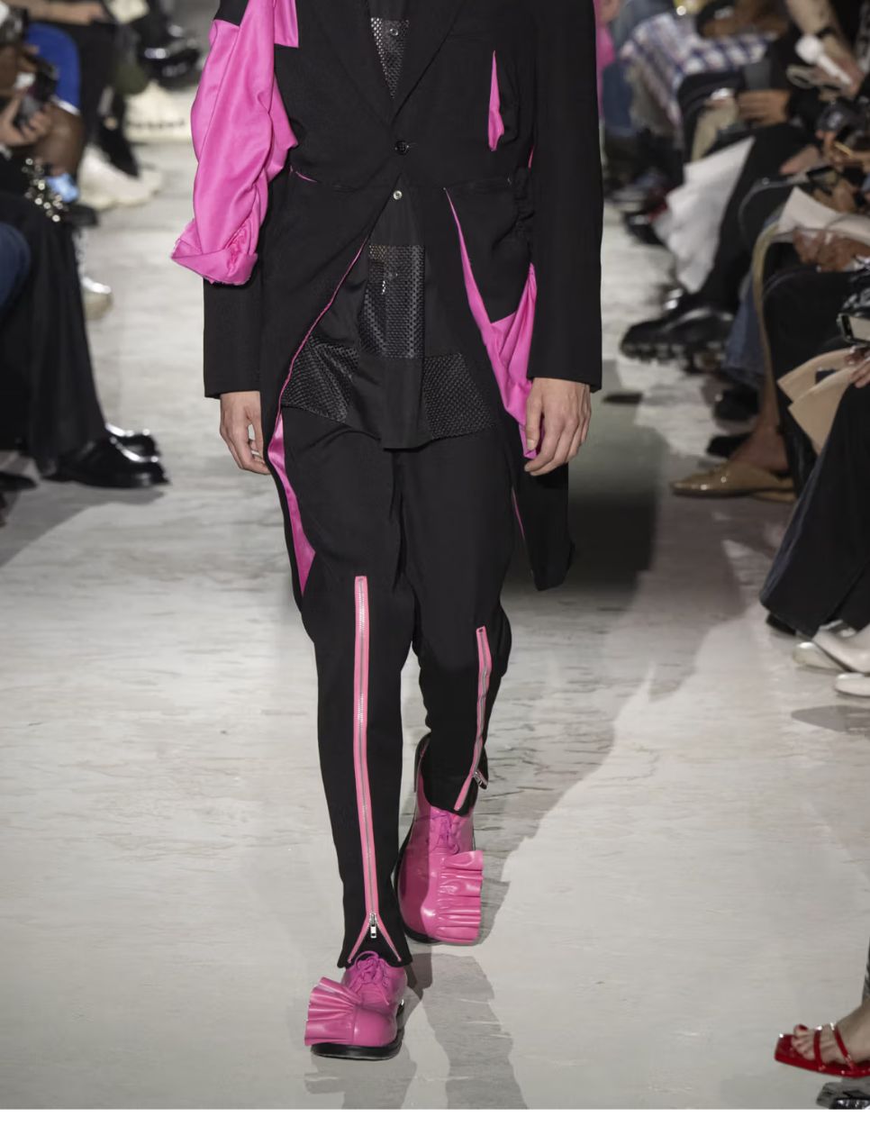 Commes des Garçons Homme Plus Men’s Spring 2025 (sumber gambar: hypebeast.com)