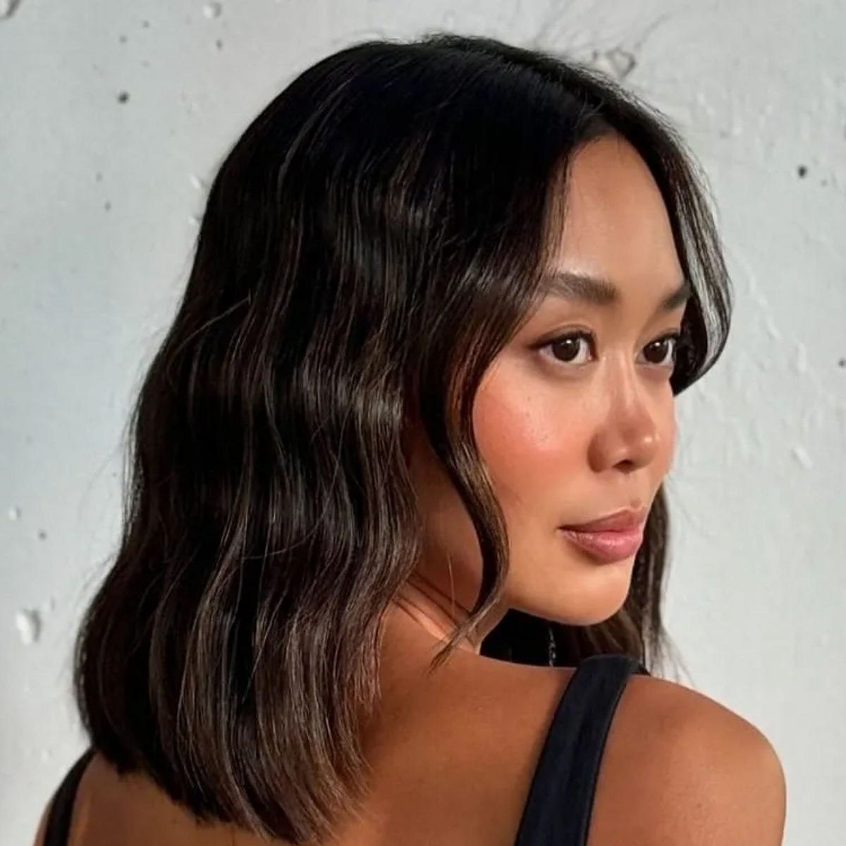 Model dengan gaya rambut low-key lob