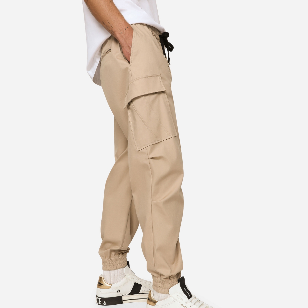 Model mengenakan cargo pants